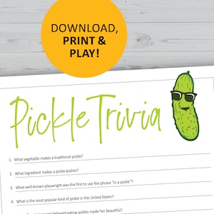 Puede incluir: Un juego de preguntas y respuestas sobre pepinillos imprimible con un dibujo animado de pepinillo con gafas de sol. El juego incluye preguntas sobre pepinillos, como qué verdura hace un pepinillo tradicional y qué ingrediente hace que un pepinillo sea kosher.