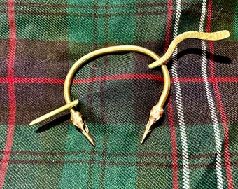 Broche penanular de calavera de cuervo / Pin de capa de latón para bufandas vikingas góticas