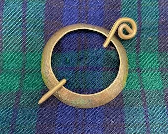 Broche penanular de latón, forjado a mano, martillado, broche para kilt, cierre para capa