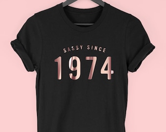 T-shirt per il 50° compleanno da donna, T-shirt Sassy Since 1974, regalo per il 50° compleanno per le donne, Top 1974 per lei, di Mr Porkys™