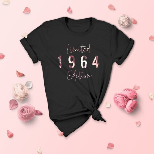 T-shirt du 60e anniversaire pour femmes, T-shirt 1964, cadeau du 60e anniversaire pour les femmes, haut 1964 en édition limitée pour elle, script 1964, par Mr Porkys™