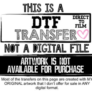 Pu&ograve; includere: Testo in bianco e nero su sfondo bianco che recita "Questo &egrave; un trasferimento DTF Direct to Film Non &egrave; un file digitale L'opera d'arte non &egrave; disponibile per l'acquisto. La maggior parte dei trasferimenti su questa pagina sono creati con la mia opera d'arte ORIGINALE che non offro in vendita in NESSUN formato digitale."