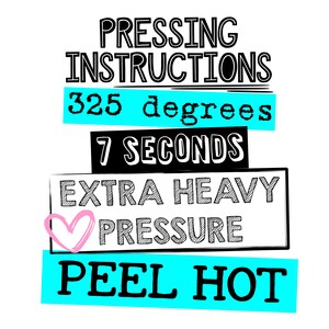 Op de afbeelding: Zwart-witte grafiek met de tekst "Pressing Instructions" in vetgedrukt, gevolgd door "325 graden", "7 seconden", "Extra Heavy Pressure" en "Peel Hot". Een roze hart bevindt zich boven de tekst "Pressure".