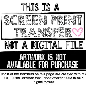 Op de afbeelding: Zwarte en witte tekst op een witte achtergrond die luidt: "Dit is een zeefdruktransfer, geen digitaal bestand. De illustraties zijn niet te koop. De meeste transfers op deze pagina zijn gemaakt met mijn originele illustraties die ik niet in digitale vorm te koop aanbied."