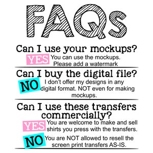 Pu&ograve; includere: Una grafica con la parola "FAQs" in grandi lettere nere scritte a mano. La grafica risponde a domande sull'utilizzo di mockup, l'acquisto di file digitali e l'utilizzo di trasferimenti a scopo commerciale. Le risposte sono "S&Igrave;" o "NO" con testo aggiuntivo che spiega la risposta.