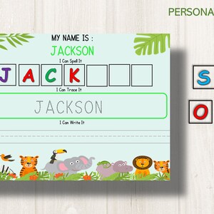 Può includere: Una lavagna di tracciamento del nome personalizzata con il nome "JACKSON" in verde. La lavagna presenta lettere colorate, sezioni di ortografia e tracciamento e un bordo di animali della giungla. Le tessere delle singole lettere compongono "SON". La parola "PERSONALIZZATO" è in alto.