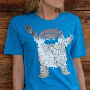 Camiseta gráfica abominable de hombre de nieve azul y plata