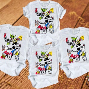 Camisetas familiares Disney personalizadas, camisetas a juego de Mickey y sus amigos, nombres personalizados, castillos y camisetas de vacaciones para tu viaje a Disney 2025.