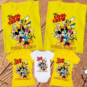 Camisetas familiares Disney: "La pandilla genial" con Mickey, Minnie, Goofy y sus amigos. Nombre personalizado. Camisetas de vacaciones a juego.