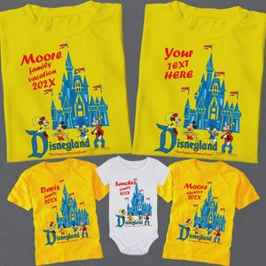Op Disney geïnspireerde bijpassende shirts voor het hele gezin - aangepaste namen met Mickey en vrienden - perfect voor Disneyland-uitstapjes en foto's!