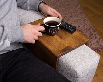 Mesa de reposabrazos de madera moderna, bandeja de sofá simple y funcional, mesa de bandeja de brazo de sofá, mesa de brazo de sofá de madera personalizada, regalo de inauguración de la casa