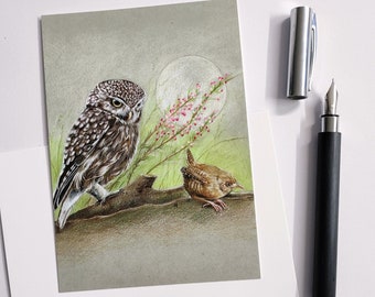 Ansichtkaart 'De uil en het winterkoninkje'. (wenskaart kunst miniprint dier natuur vogel illustratie tuinvogel bloemen kunst)