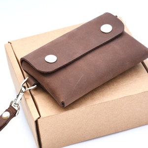 Tarjetero de cuero marrón minimalista con correa de muñeca, billetera de cuero envejecido, tarjetero con paredes para hombre, tarjetero de negocios