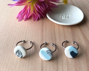 Adjustable ring for women in white and colored porcelain tinted in the mass Contrast Collection