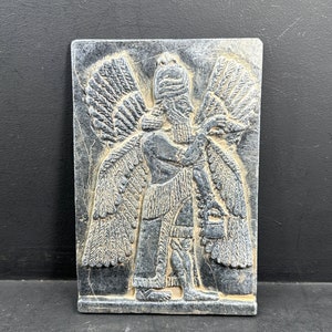Antike nahöstliche mythische Tablet-Kachel Mensch mit Flügel