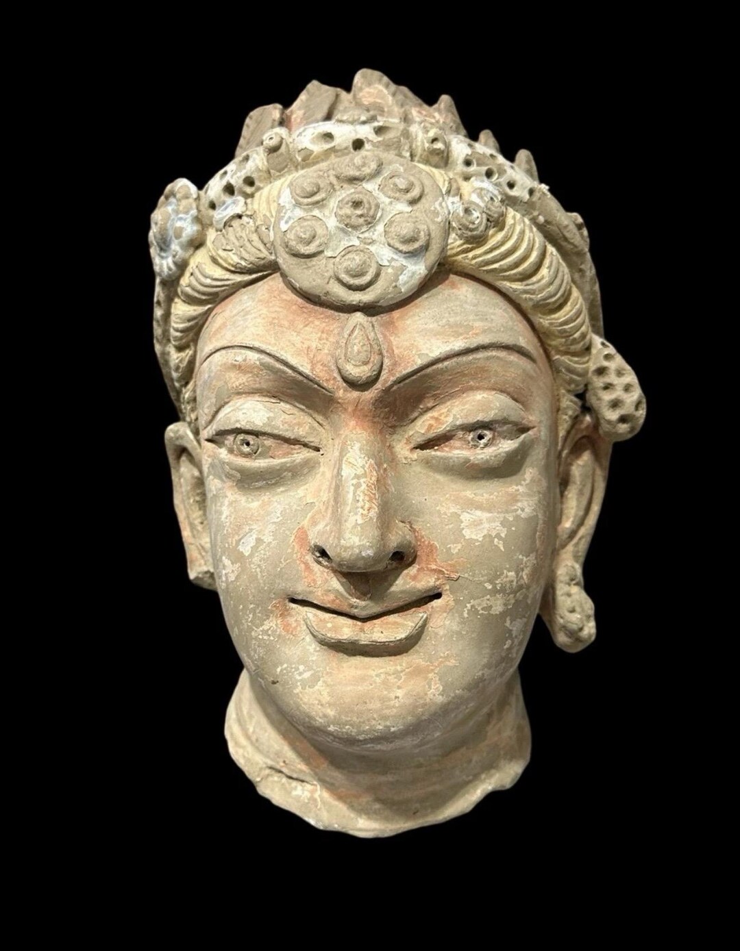ガンダーラの古代地域。テラコッタで彩色された仏陀の頭部は珍しい
