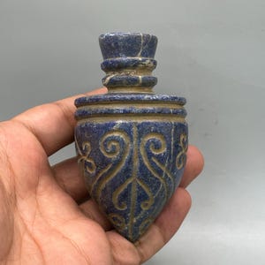 Oude Centraal-Aziatische Nabije Oosterse gebeeldhouwde parfumfles van lapis lazuli