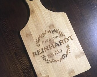 Family name engraved cutting board - Personalized mothers day cutting board gift - First home gift - Personalized Wedding Cutting board