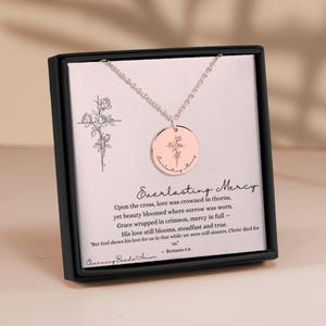 Colar com Cruz da Misericórdia Eterna e Cartão com Mensagem – Pingente Cristão com Cruz Rosa, Joia com Escritura Gravada, Romanos 5:8, Presente para Ela