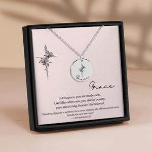 Grace Halskette mit Schriftkarte - Blumenkreuzanhänger, christliches Geschenk für sie, Geschenkfertiger, gravierter religiöser Schmuck