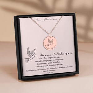 Heaven's Whisper Dove-ketting met berichtkaart - gegraveerde christelijke sieraden, Lucas 3:22 geschenk, Heilige Geest hanger Bijbels embleem Geest