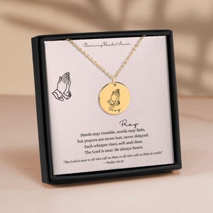 Collana con messaggio di preghiera - Ciondolo con mani in preghiera incise, regalo Salmo 145:18, gioiello cristiano per la preghiera e la fede