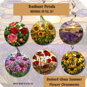 以下が含まれることがあります： 異なる夏の草花を描いたステンドグラスのオーナメント6個セット。オーナメントは丸型で、メタリックゴールドの仕上げが施されています。花には、バラ、ひまわり、ラベンダー、ポピー、エキナセアなどがあります。