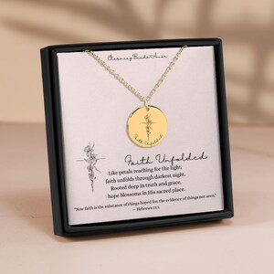 Colar Faith Unfolded com cartão das Escrituras – Pingente floral de íris com cruz gravada, Hebreus 11:1, presente cristão, joias para ela prontas para presente