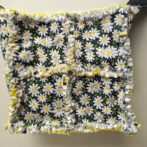 Daisy with yellow rag quilt purse