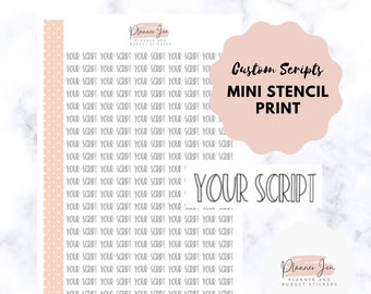 Op de afbeelding: Een vel wit papier met een roze stippenrand. Het papier heeft de tekst "Your Script" meerdere keren herhaald in een schrijflettertype. De tekst "Custom Scripts Mini Stencil Print" staat in een zwarte doos met een roze achtergrond. De tekst "Planner Jen Planner and Budget Stickers" staat in de rechterbenedenhoek.