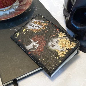 Rainbow Animal Skulls Memento Mori Portefeuille en plastique - Dessiné à la main Rouge Orange Jaune Vert Bleu Violet Chat Dragon Loup Crâne Gothique Noir
