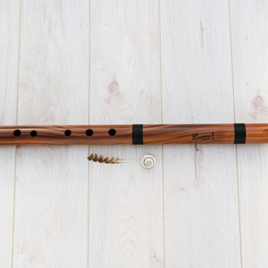Quenacho Flute - Professional Flute - key in D (Re) 440 Hz or 432 Hz made in Jacararandá Wood.
Meausures: 19.69 x 1.4 inches approx