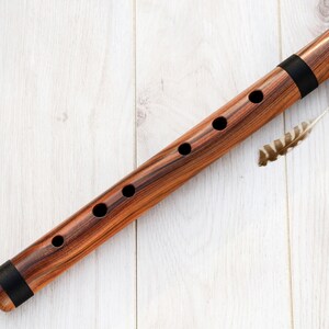 Quenacho Flute - Professional Flute - key in D (Re) 440 Hz or 432 Hz made in Jacararandá Wood.
Meausures: 19.69 x 1.4 inches approx