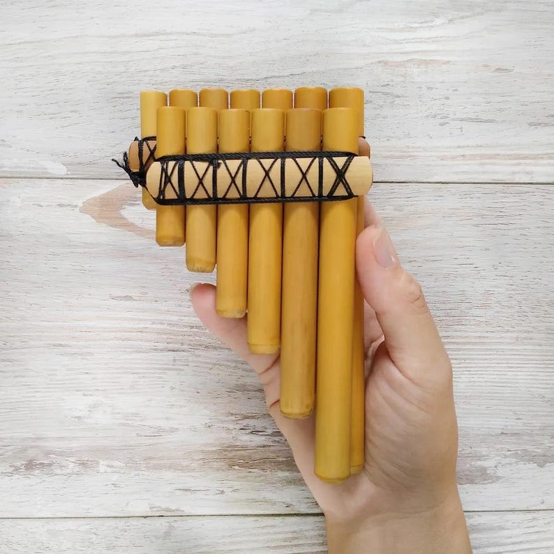 andean pan flute zampoña chili made in bamboo for beginners tuned in E minor 440 hz with case
Zampona Flute Chuli -this Panpipe has two rows of selected bamboo canes.
Tuned in E minor 440 Hz
Meausures: 6 x 3.5 inches