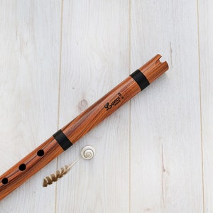 Quenacho Flute - Professional Flute - key in D (Re) 440 Hz or 432 Hz made in Jacararandá Wood.
Meausures: 19.69 x 1.4 inches approx