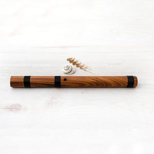 backside of Quenilla Flute Professional handmade in Jacaranda Wood key in D (Re).