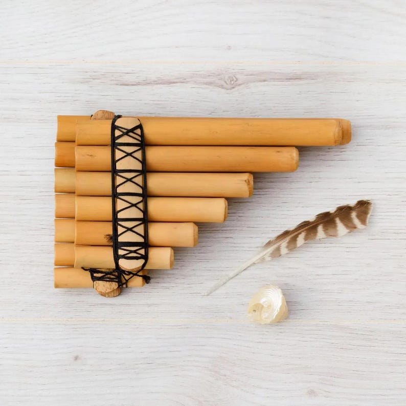 andean pan flute zampoña chili made in bamboo for beginners tuned in E minor 440 hz with case
Zampona Flute Chuli -this Panpipe has two rows of selected bamboo canes.
Tuned in E minor 440 Hz
Meausures: 6 x 3.5 inches