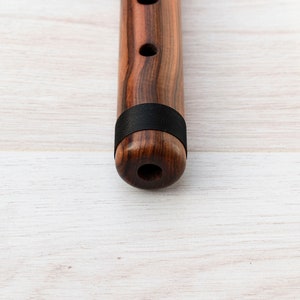 Quenacho Flute - Professional Flute - key in D (Re) 440 Hz or 432 Hz made in Jacararandá Wood.
Bottom of the quena