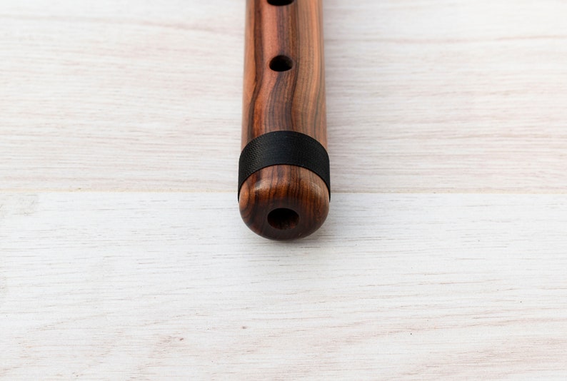 Quenacho Flute - Professional Flute - key in D (Re) 440 Hz or 432 Hz made in Jacararandá Wood.
Bottom of the quena