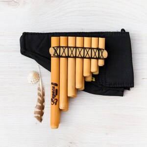 andean pan flute zampoña chili made in bamboo for beginners tuned in E minor 440 hz with case
Zampona Flute Chuli -this Panpipe has two rows of selected bamboo canes.
Meausures: 6 x 3.5 inches