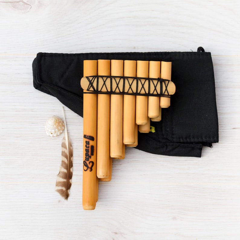 andean pan flute zampoña chili made in bamboo for beginners tuned in E minor 440 hz with case
Zampona Flute Chuli -this Panpipe has two rows of selected bamboo canes.
Meausures: 6 x 3.5 inches
