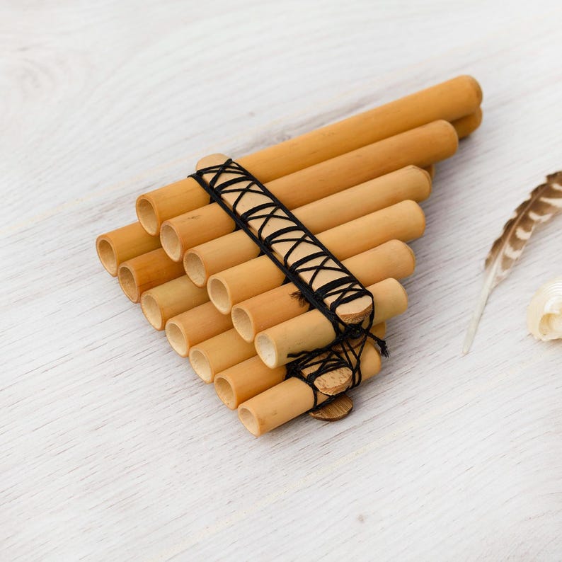 andean pan flute zampoña chili made in bamboo for beginners tuned in E minor 440 hz with case.
Panpipe with case