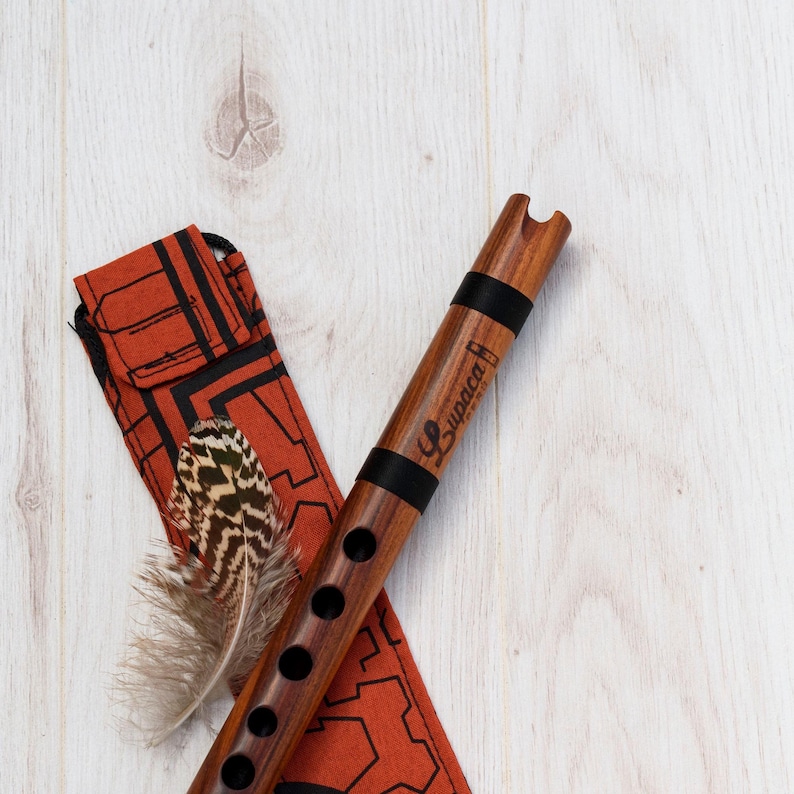 Quenilla Flute of Jacaranda Wood - Professional Flute - Key in D  (Re)
Meausures: 9.84 inches approx.
You can choose Standart Tone 440 Hz or Earth Tone 432 Hz
It is brown in color and has a natural finish.