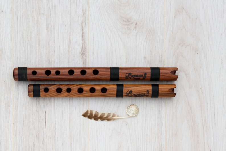 Jacaranda Flutes Kit - One Flute key in D (Re) and the other Flute key in C (Do)

440 Hz or 432 Hz

Meausures: 11.02 inches approx. and 10.23 inches approx
Case incluided.