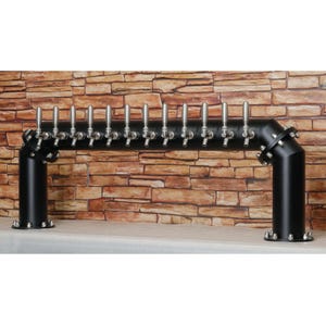 Könnte beinhalten: Ein schwarzes Metall-Bierzapfsystem mit 14 Edelstahlhähnen. Das System ist an einer Wand montiert und hat eine gebogene Form.