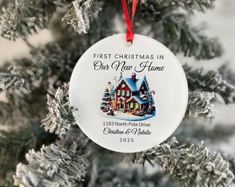 Adorno personalizado "Primera Navidad en nuestro nuevo hogar" - Dirección y nombres personalizados - Regalo de inauguración de la casa 2025 - Recuerdo navideño