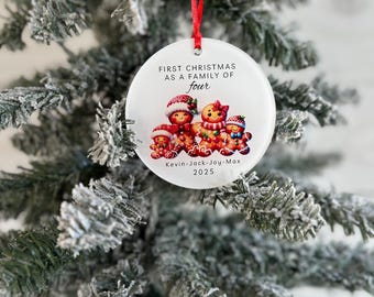 Adorno de jengibre personalizado para la primera Navidad en familia de cuatro: nombres y año personalizados - Recuerdo navideño 2025