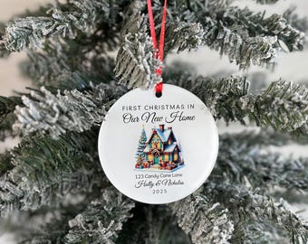 Adorno personalizado para la primera Navidad en nuestro nuevo hogar: nombres y año personalizados. Adorno de casa con forma de bastón de caramelo. Recuerdo navideño 2025.