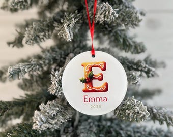 Adorno navideño personalizado con letras de jengibre: nombre y año personalizados, recuerdo navideño con monograma.