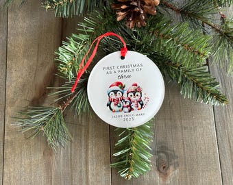 Adorno personalizado de pingüino para la primera Navidad en familia de tres: nombres y año personalizados - Recuerdo navideño 2025
